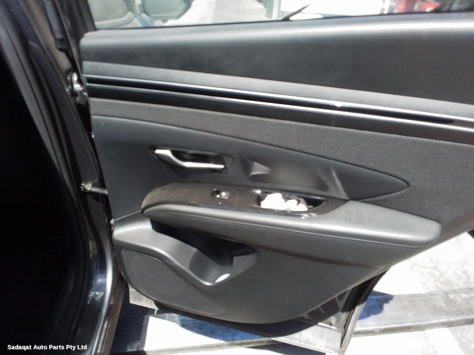 Hyundai Tucson Left Front Door Window
