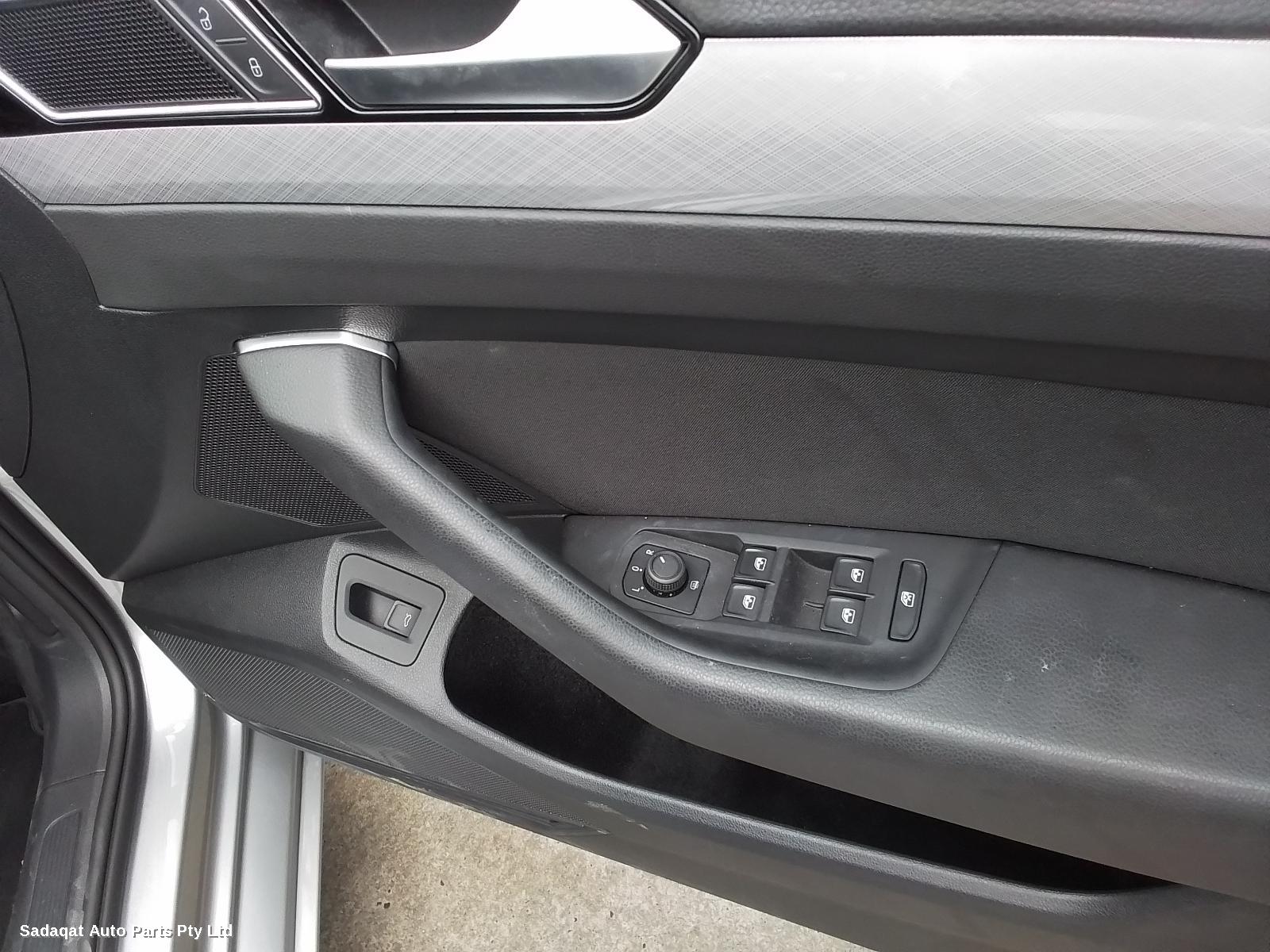 Volkswagen Passat Left Taillight