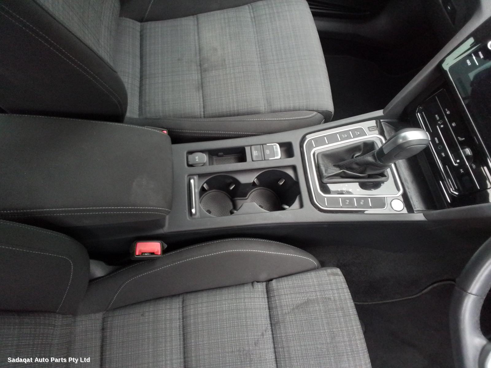 Volkswagen Passat Left Taillight