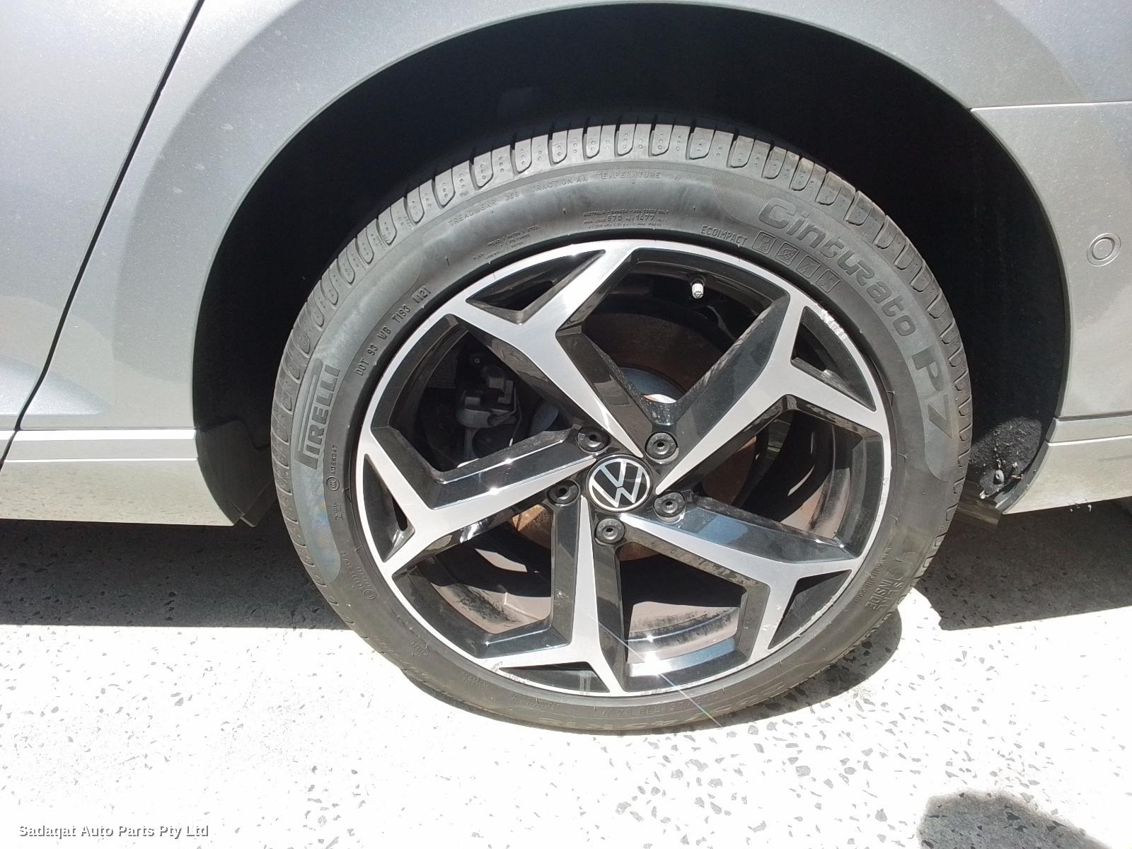 Volkswagen Passat Left Taillight