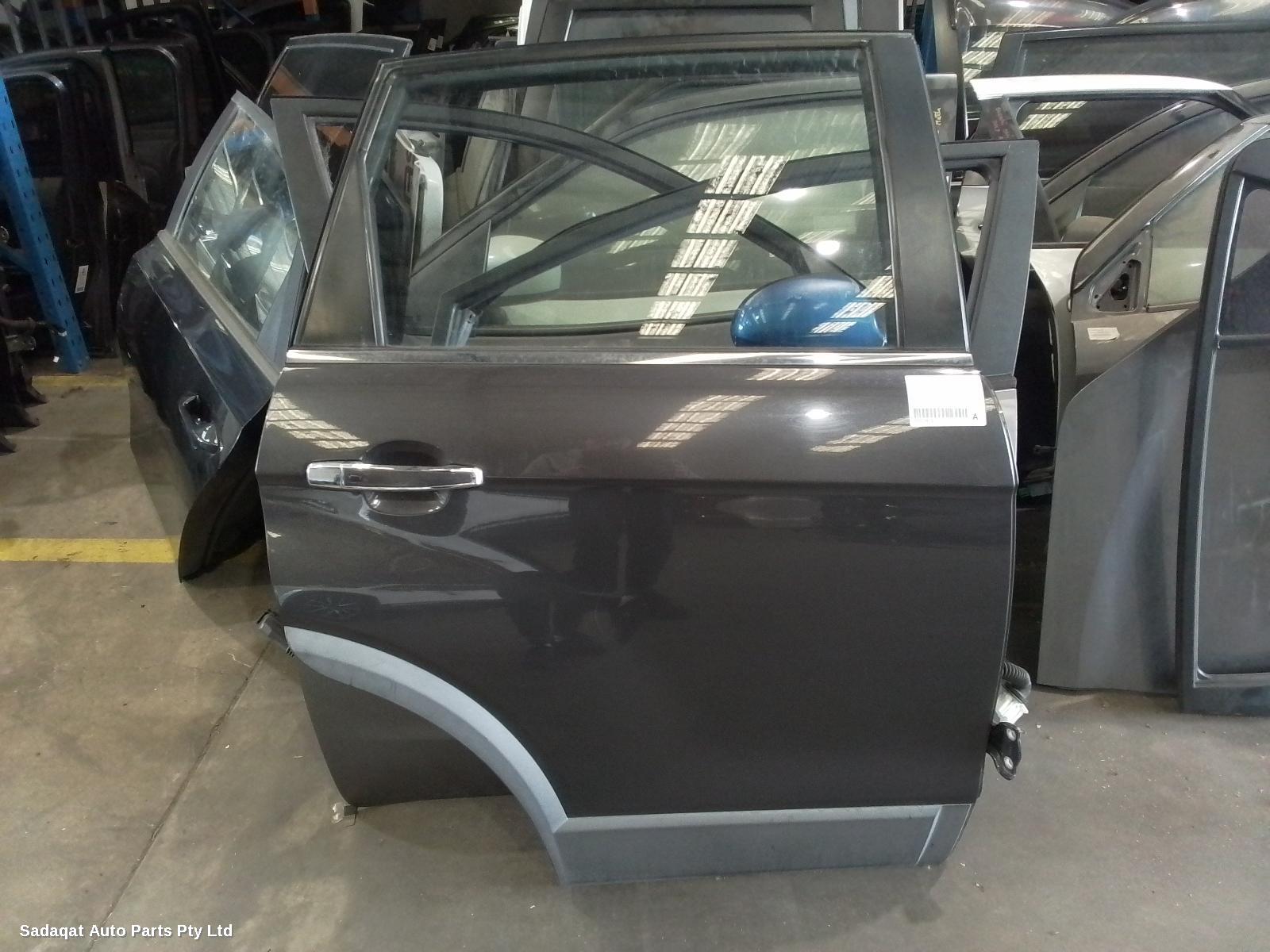 Holden Captiva Right_rear_door_sliding