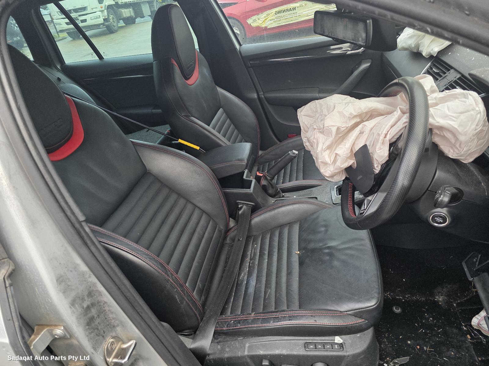 Skoda Octavia Left Door Mirror