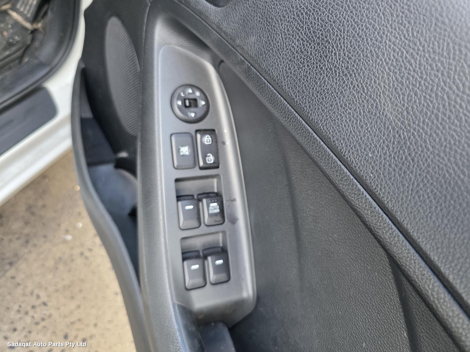 Kia Cerato Left Door Mirror