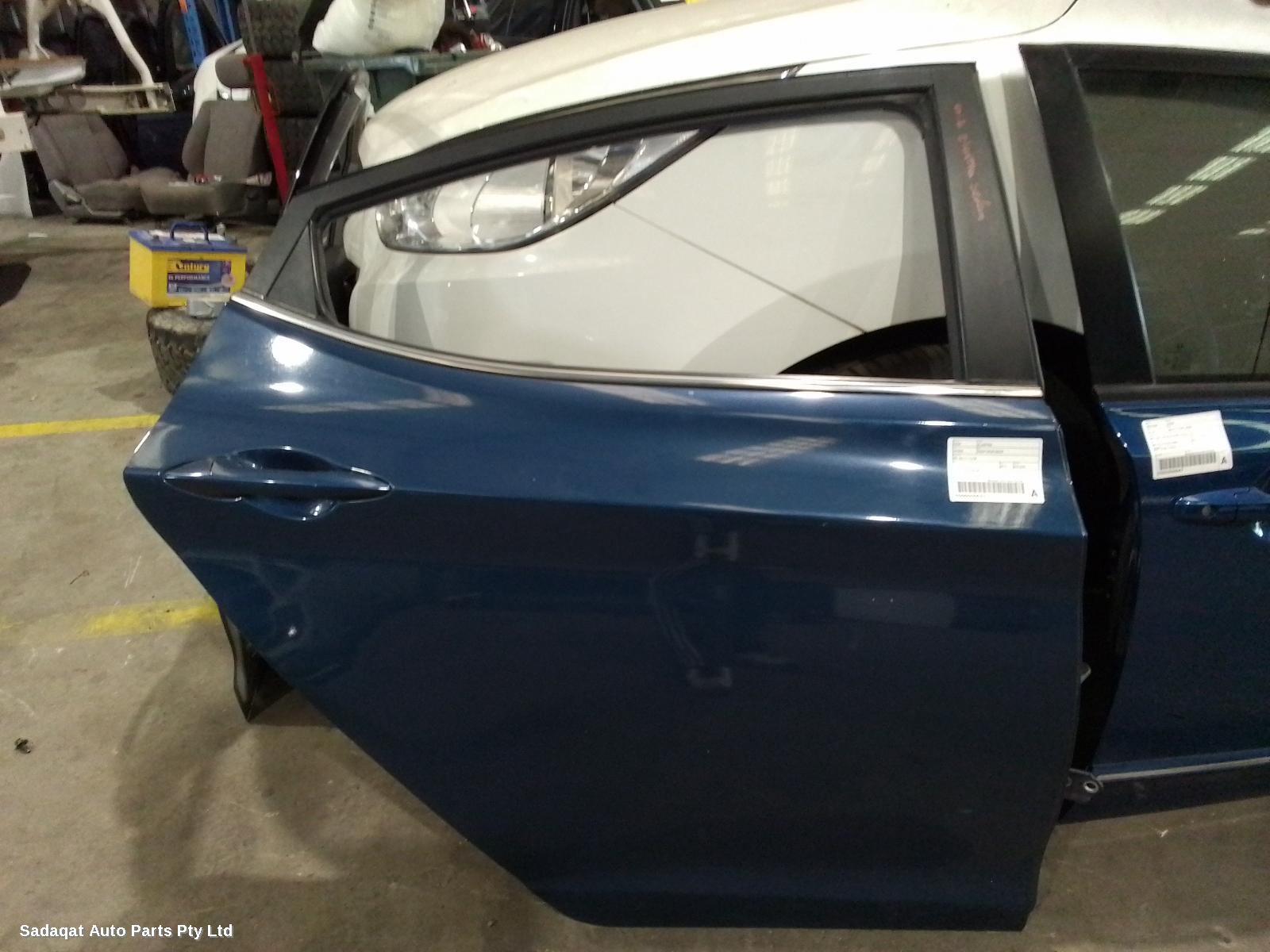 Hyundai Elantra Right_rear_door_sliding