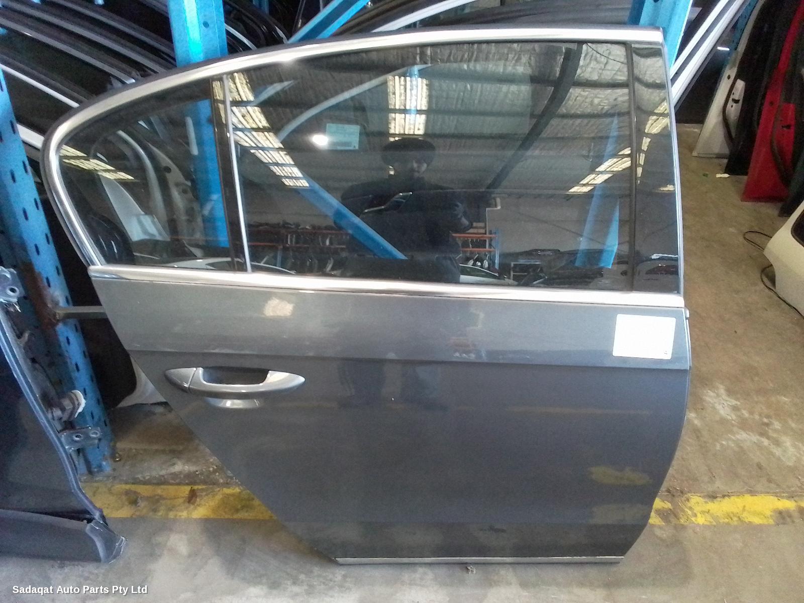 Volkswagen Passat Right_rear_door_sliding