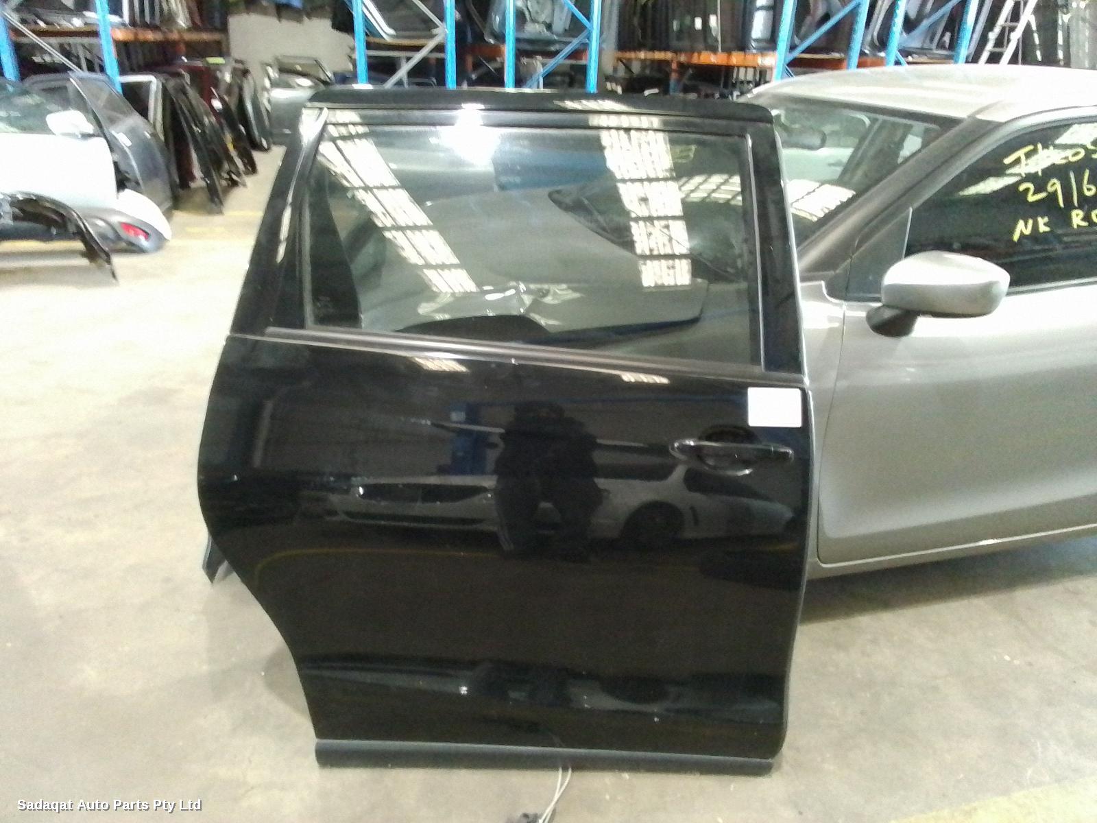 Toyota Tarago Right_rear_door_sliding