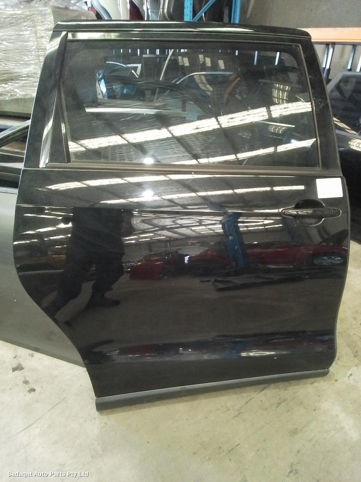 Toyota Tarago Right_rear_door_sliding