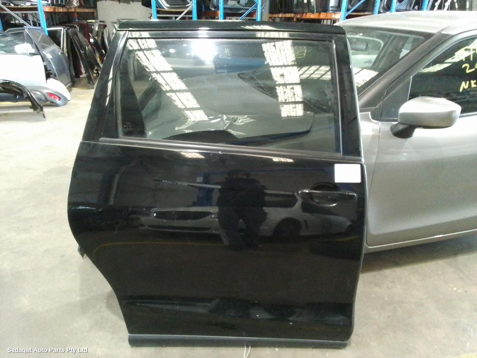 Toyota Tarago Right_rear_door_sliding
