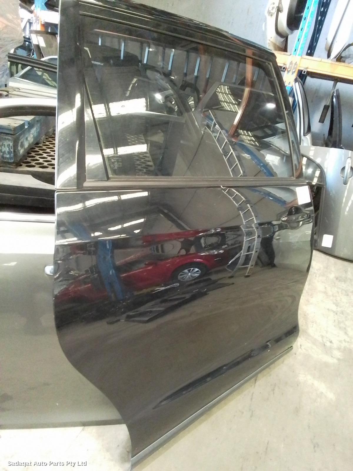 Toyota Tarago Right_rear_door_sliding