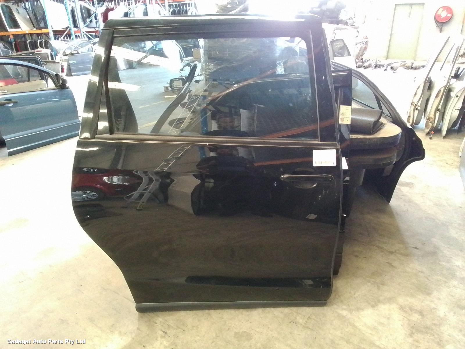 Toyota Tarago Right_rear_door_sliding
