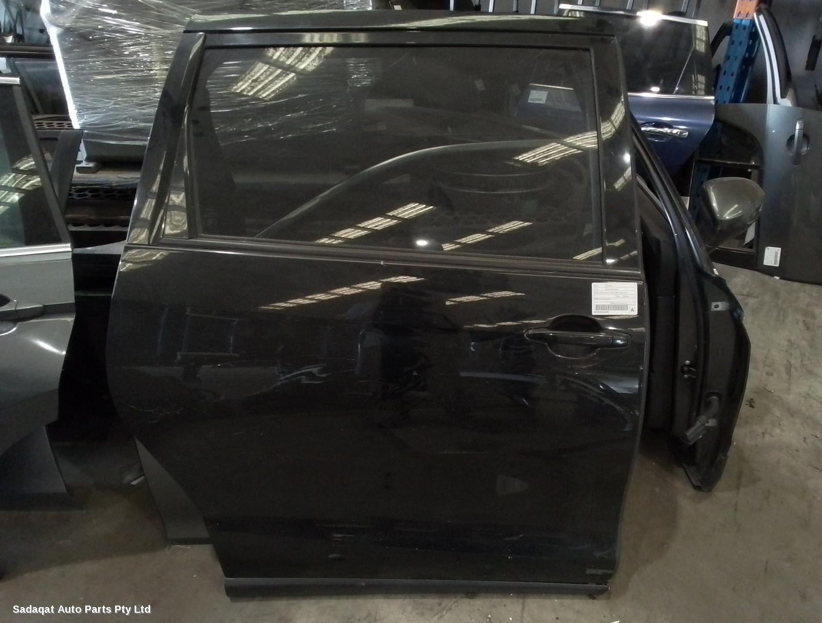 Toyota Tarago Right_rear_door_sliding