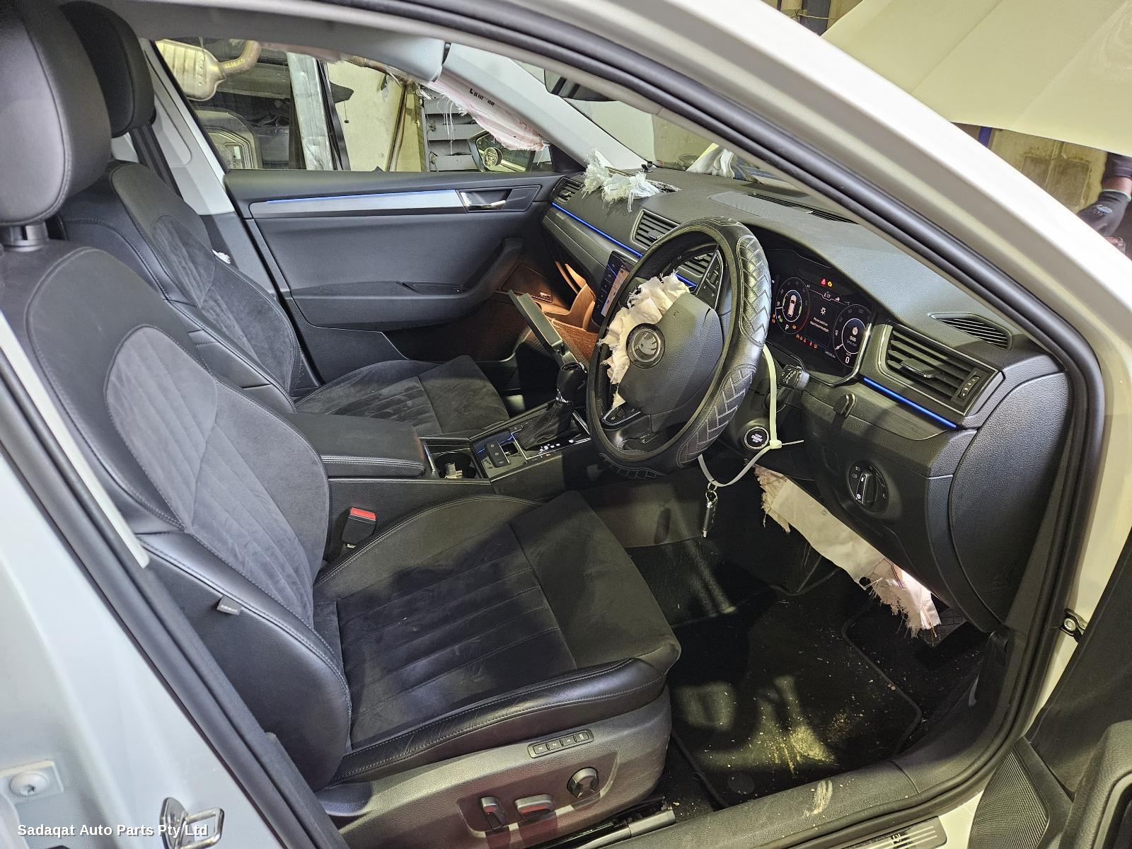 Skoda Superb Right Headlamp