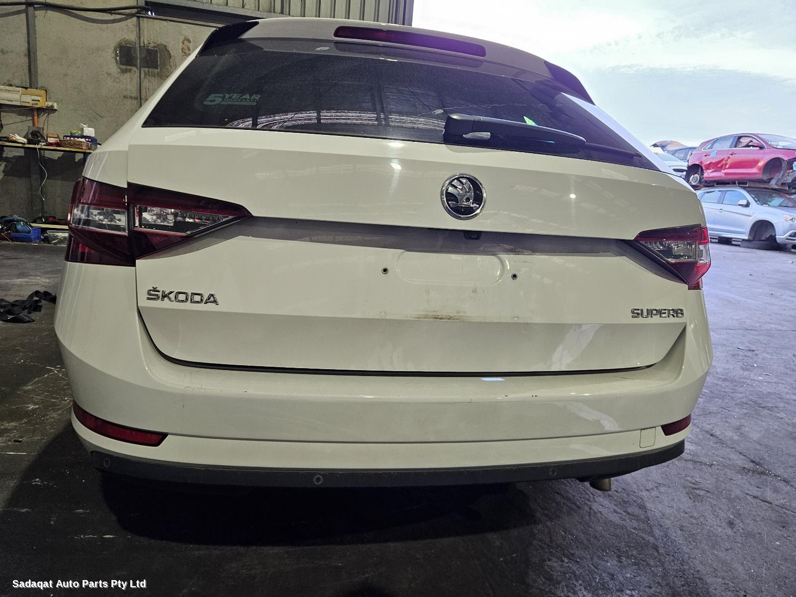 Skoda Superb Right Headlamp