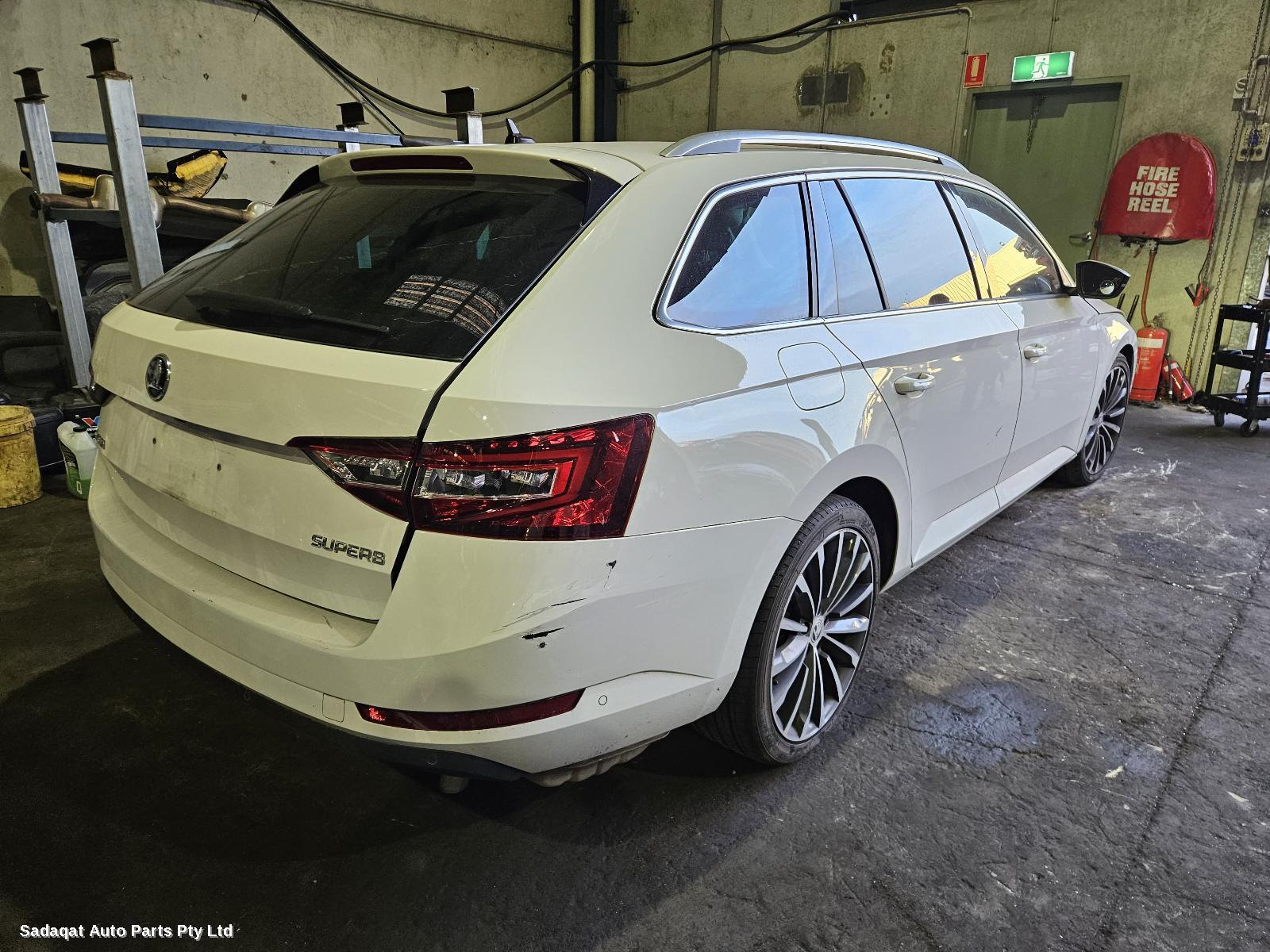 Skoda Superb Right Headlamp