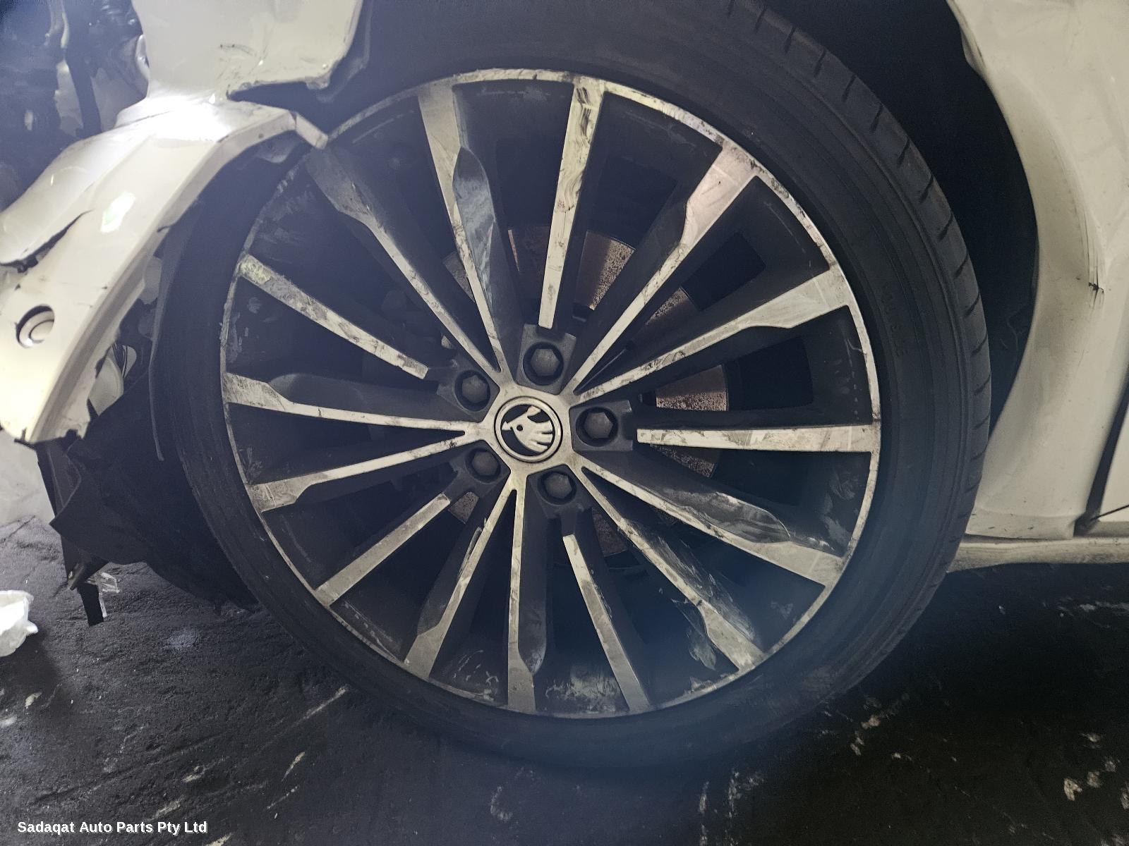 Skoda Superb Right Headlamp