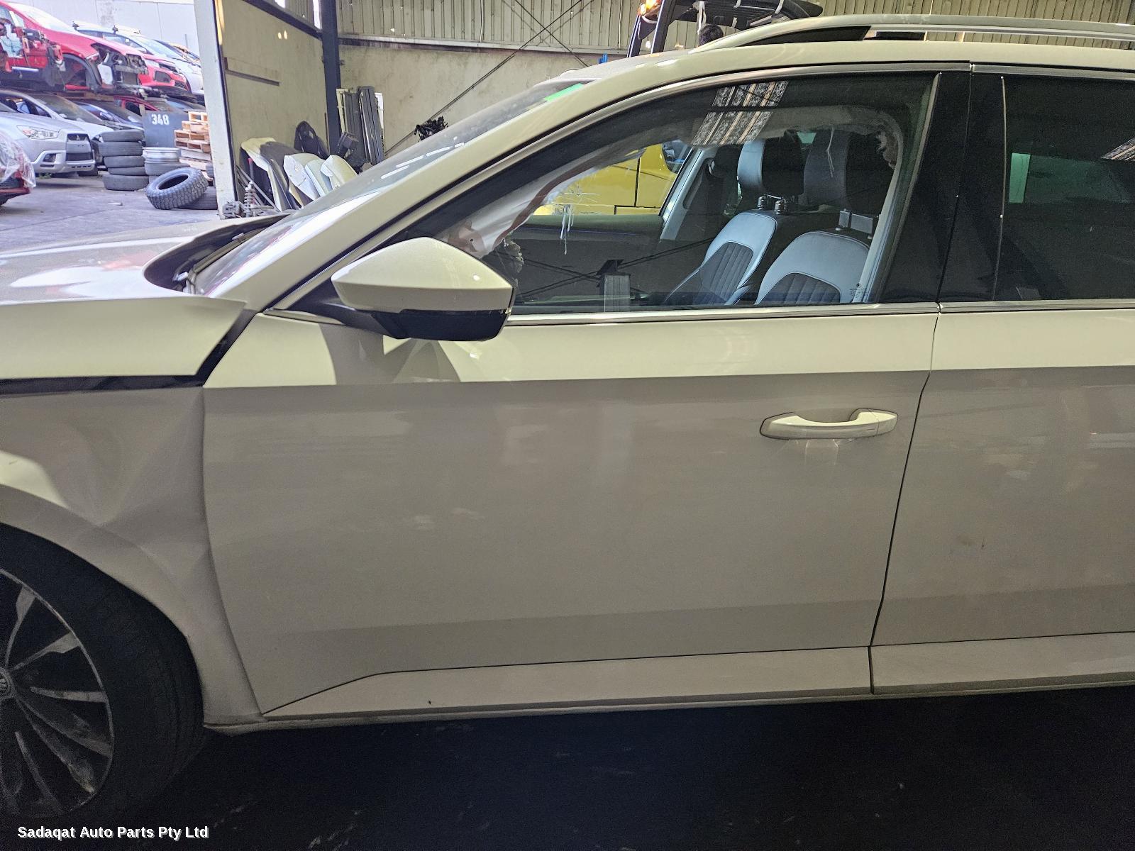 Skoda Superb Right Headlamp