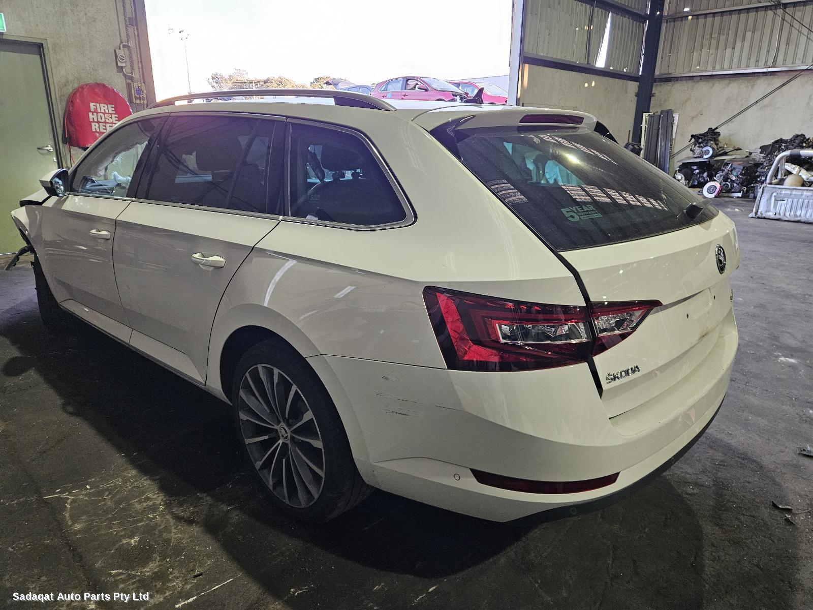 Skoda Superb Right Headlamp