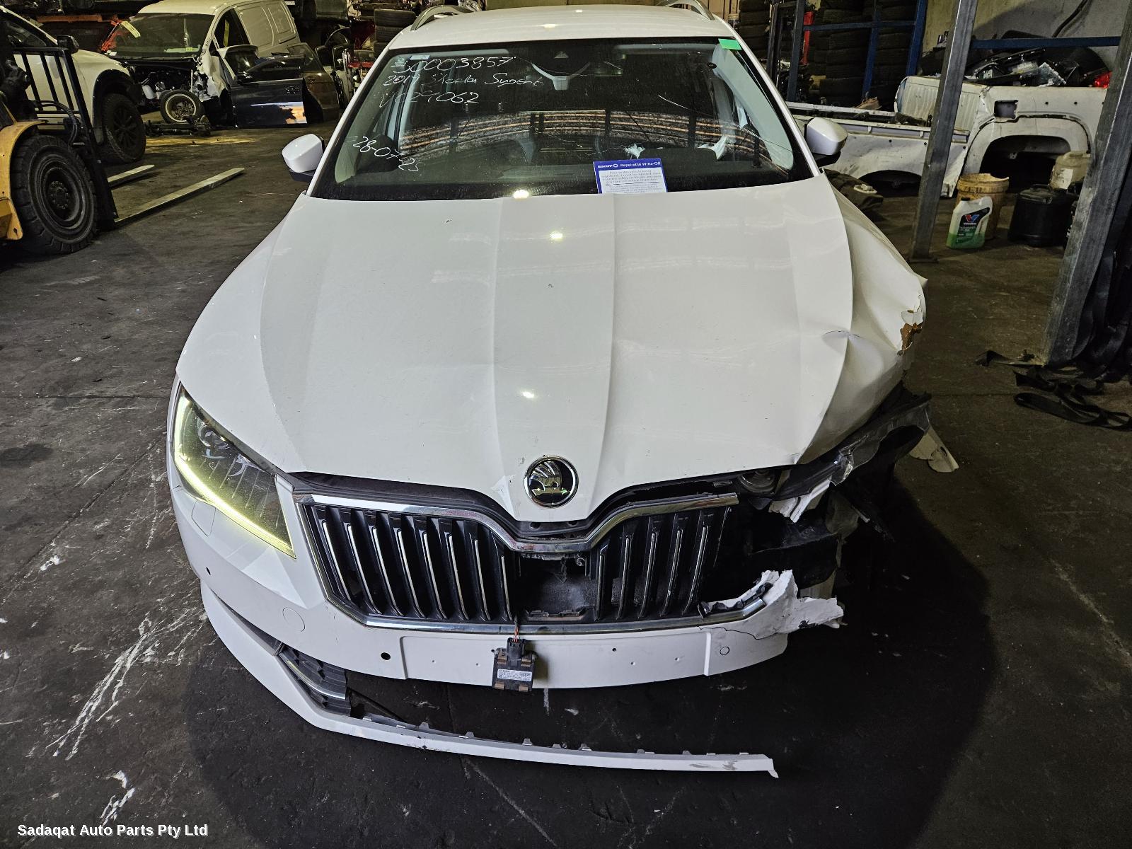 Skoda Superb Right Headlamp