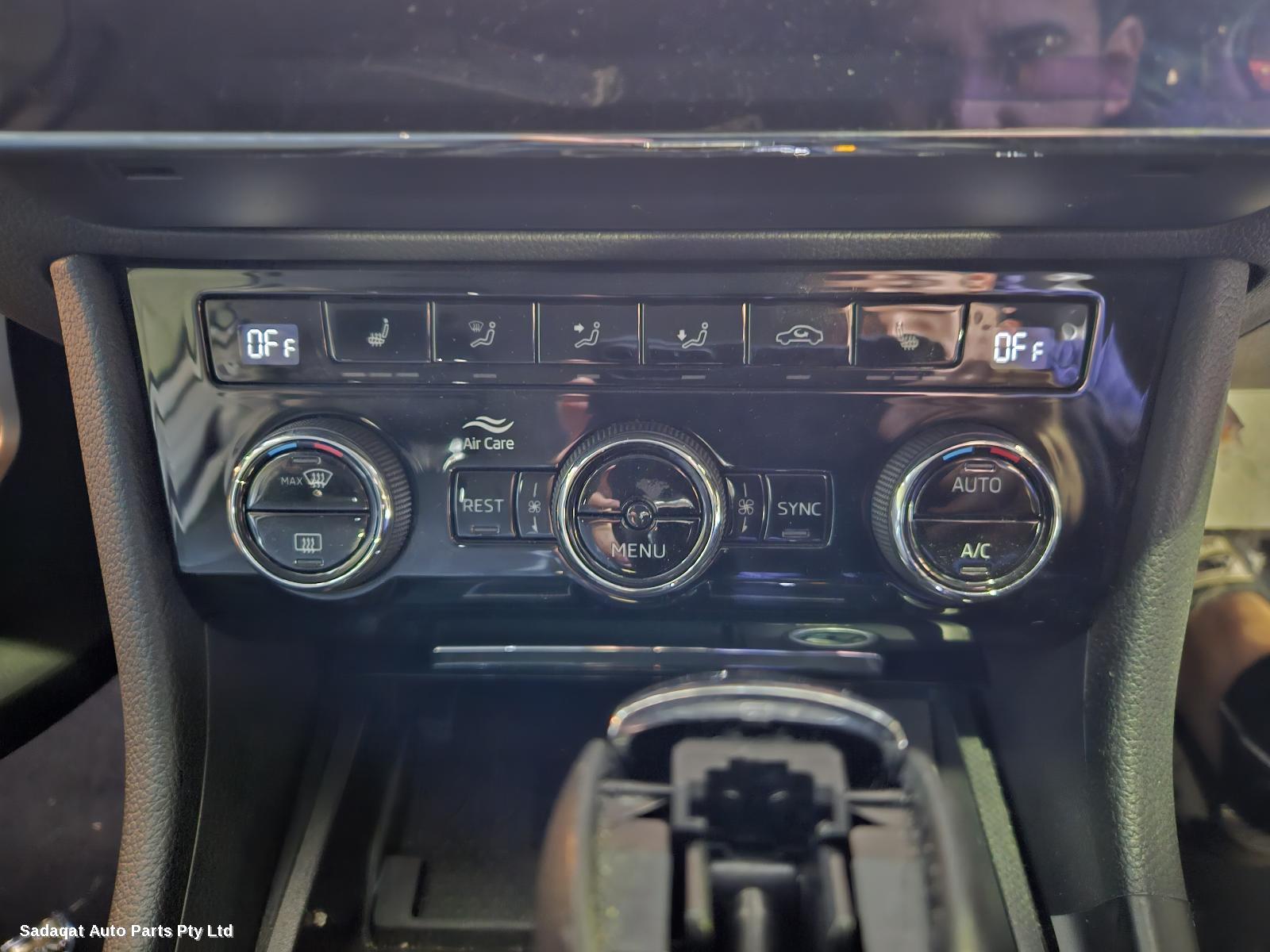 Skoda Superb Right Headlamp