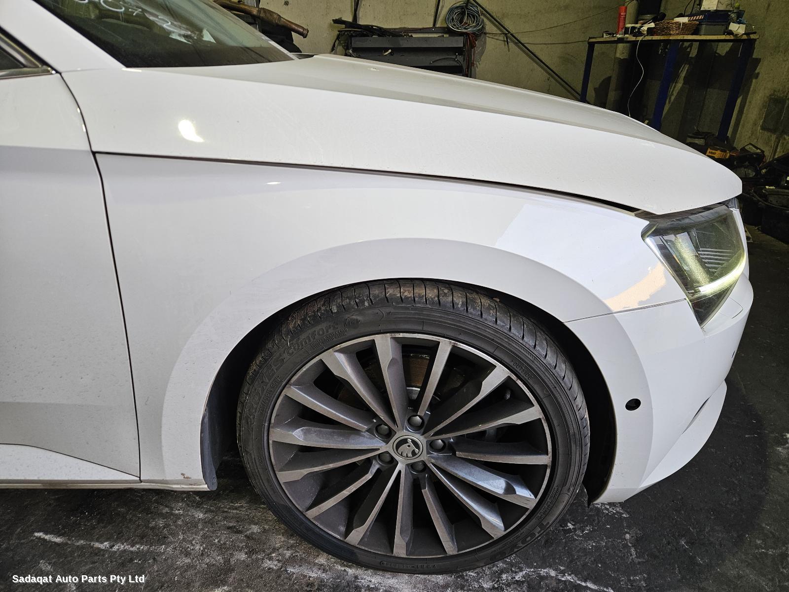 Skoda Superb Right Headlamp