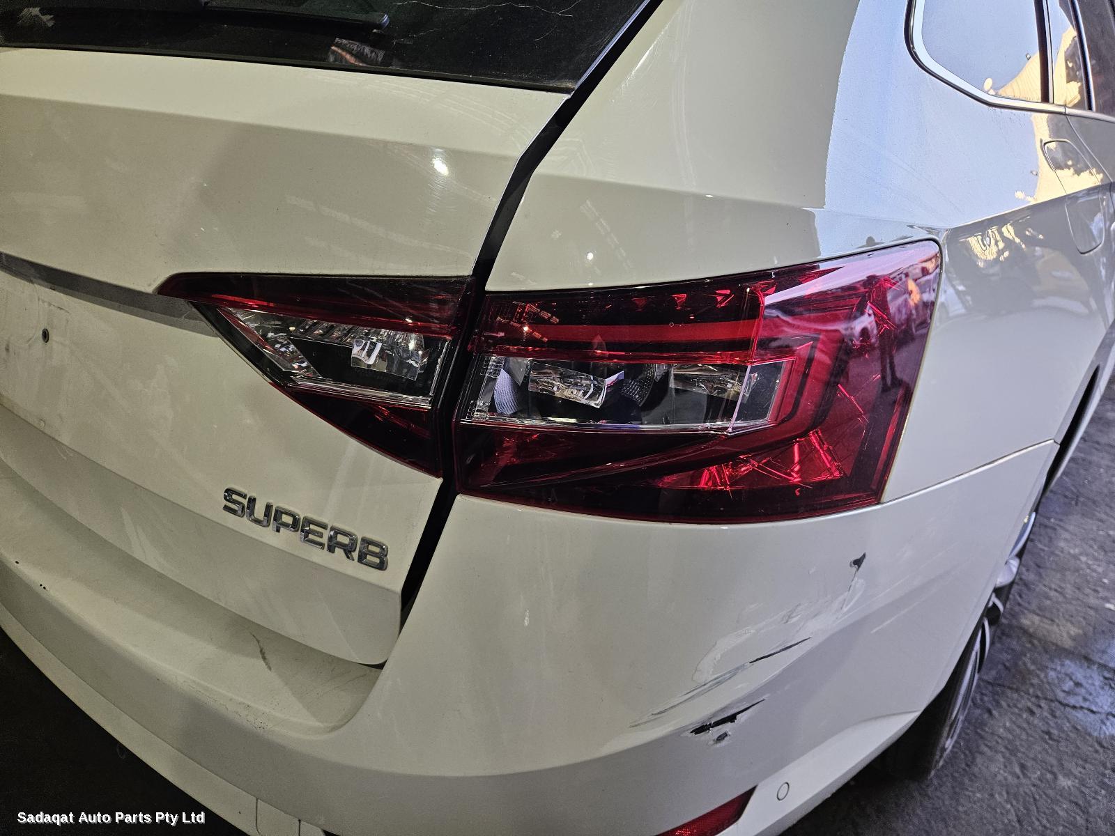 Skoda Superb Right Headlamp