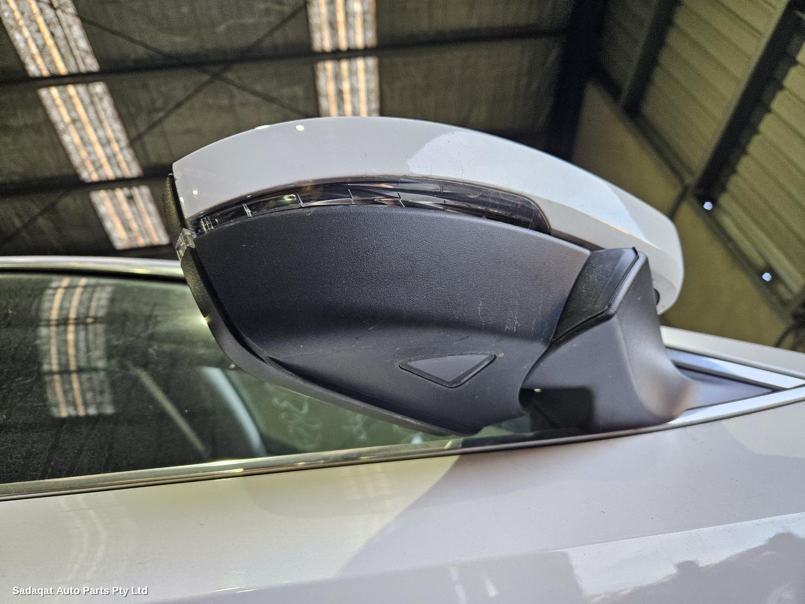 Skoda Superb Right Headlamp