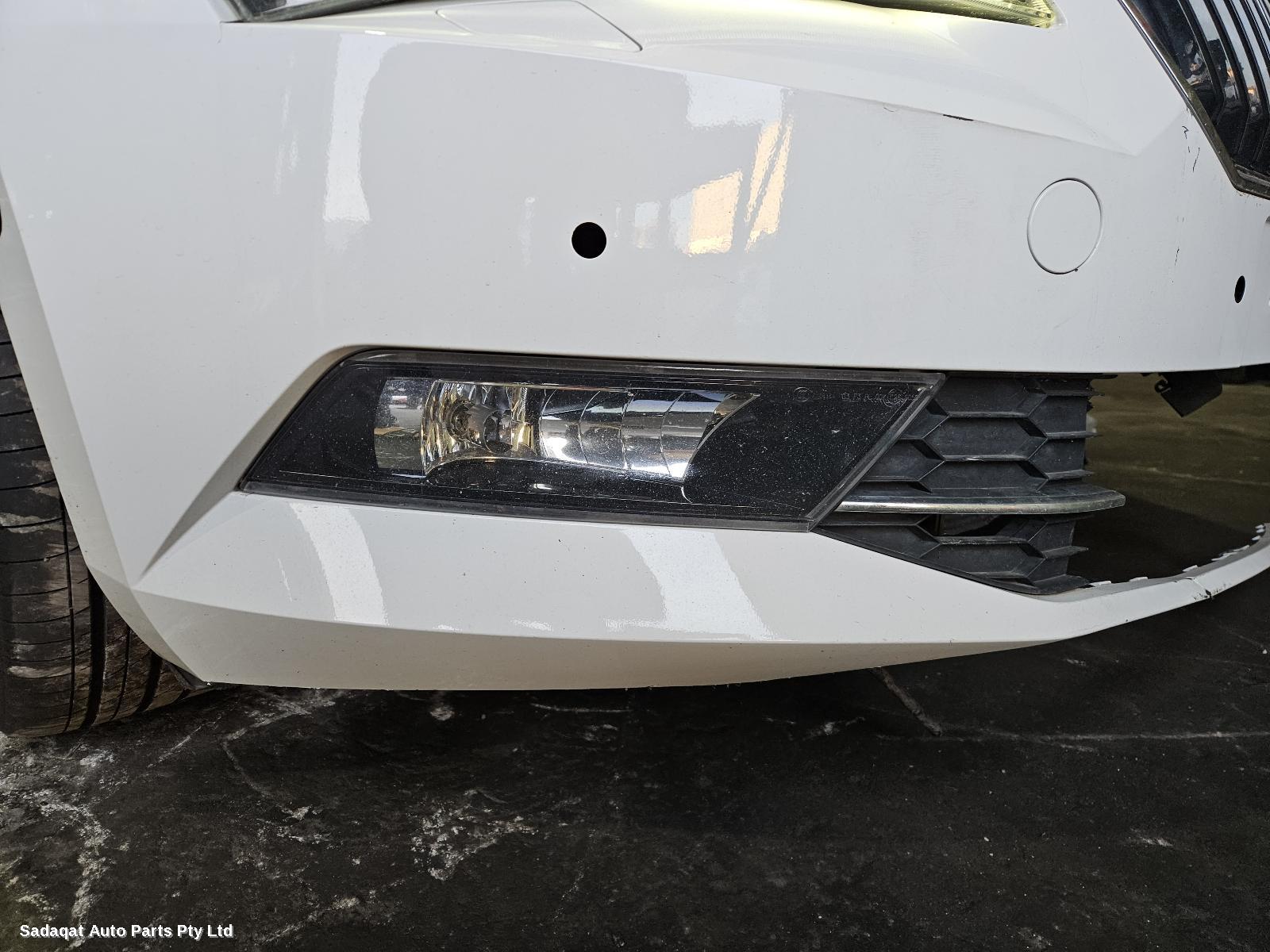 Skoda Superb Right Headlamp
