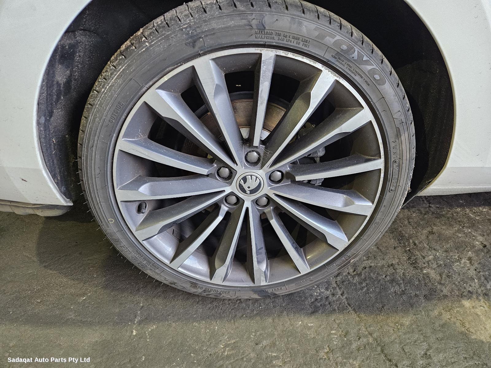 Skoda Superb Right Headlamp