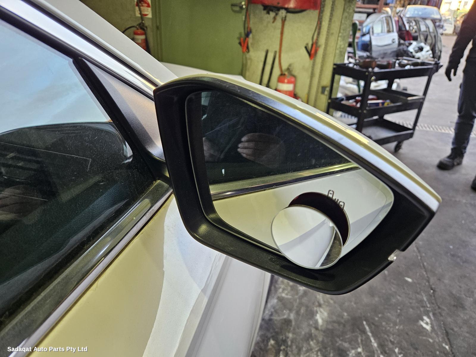 Skoda Superb Right Headlamp