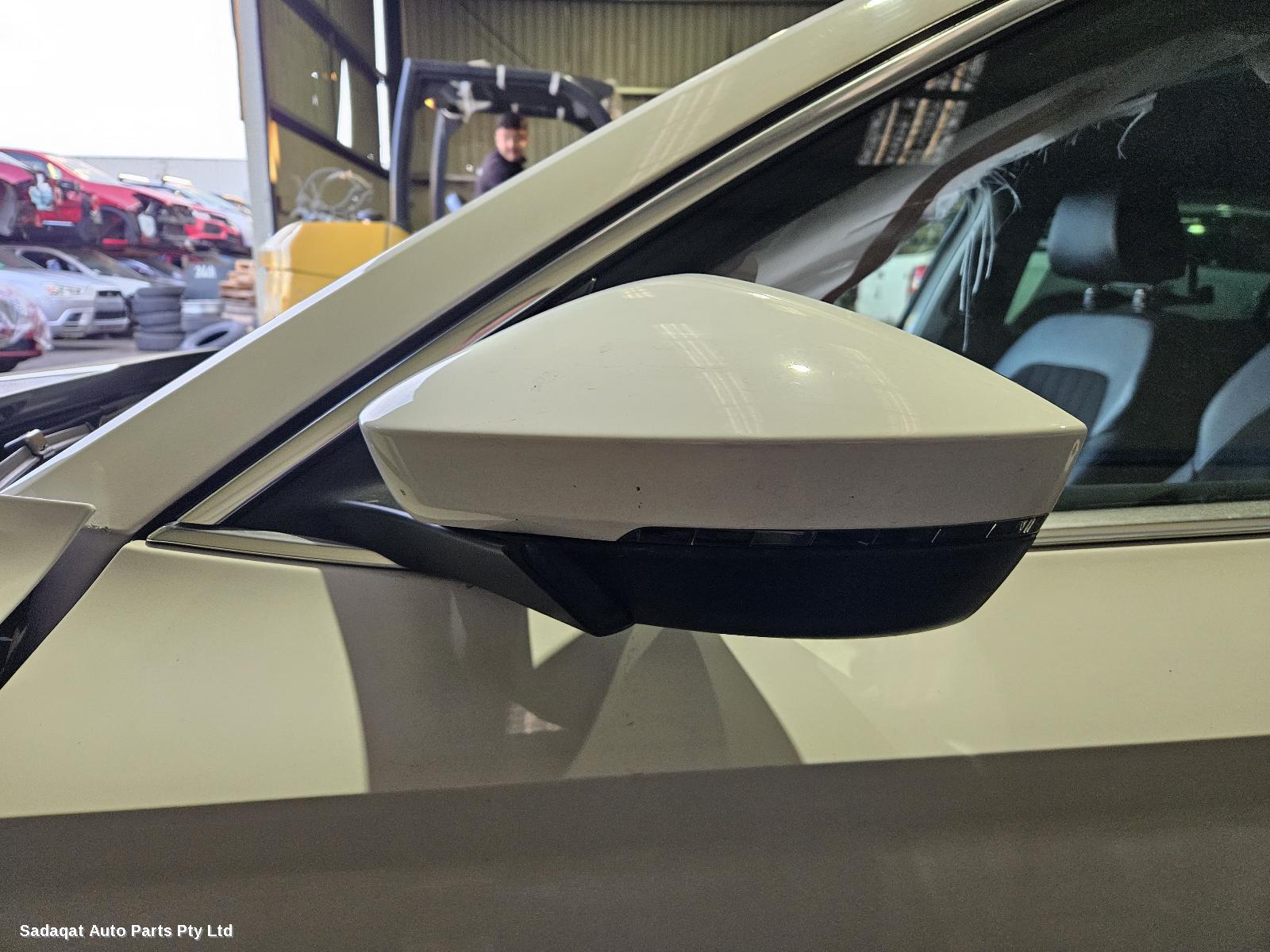 Skoda Superb Right Headlamp