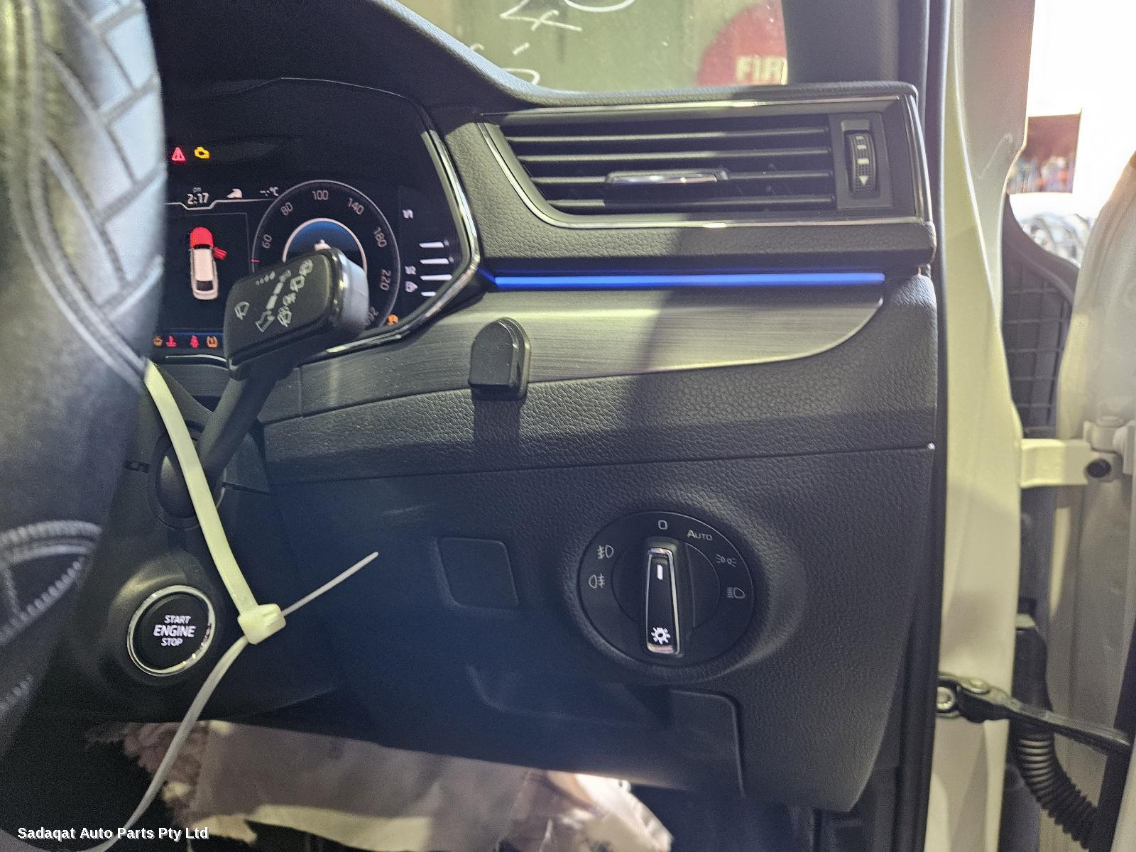 Skoda Superb Right Headlamp