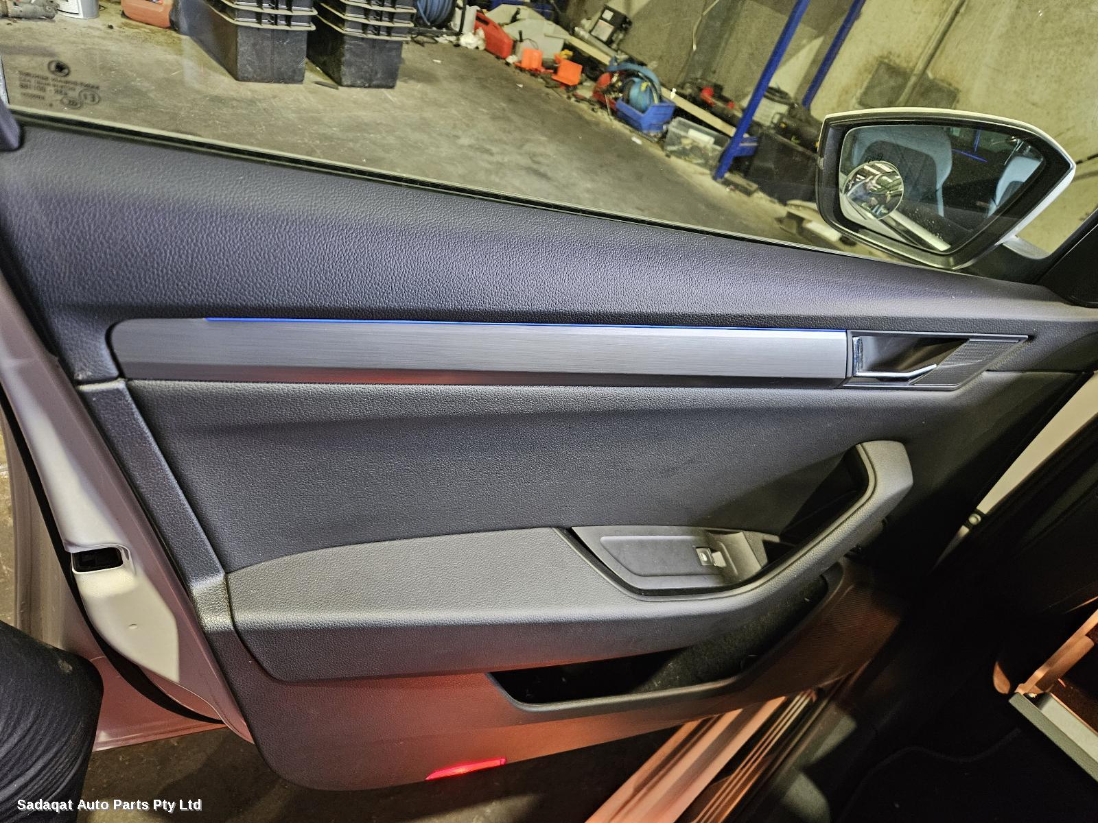 Skoda Superb Right Headlamp