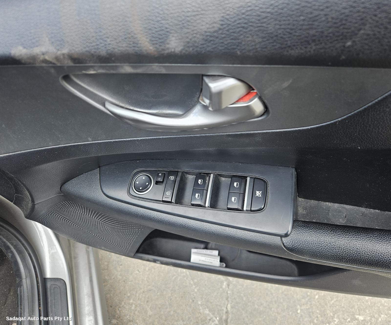 Kia Cerato Seatbelt/stalk