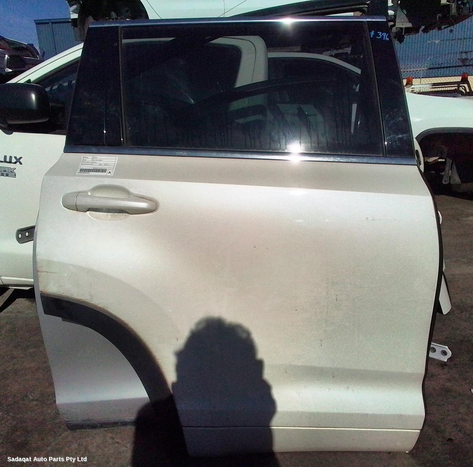 Toyota Kluger Right_rear_door_sliding