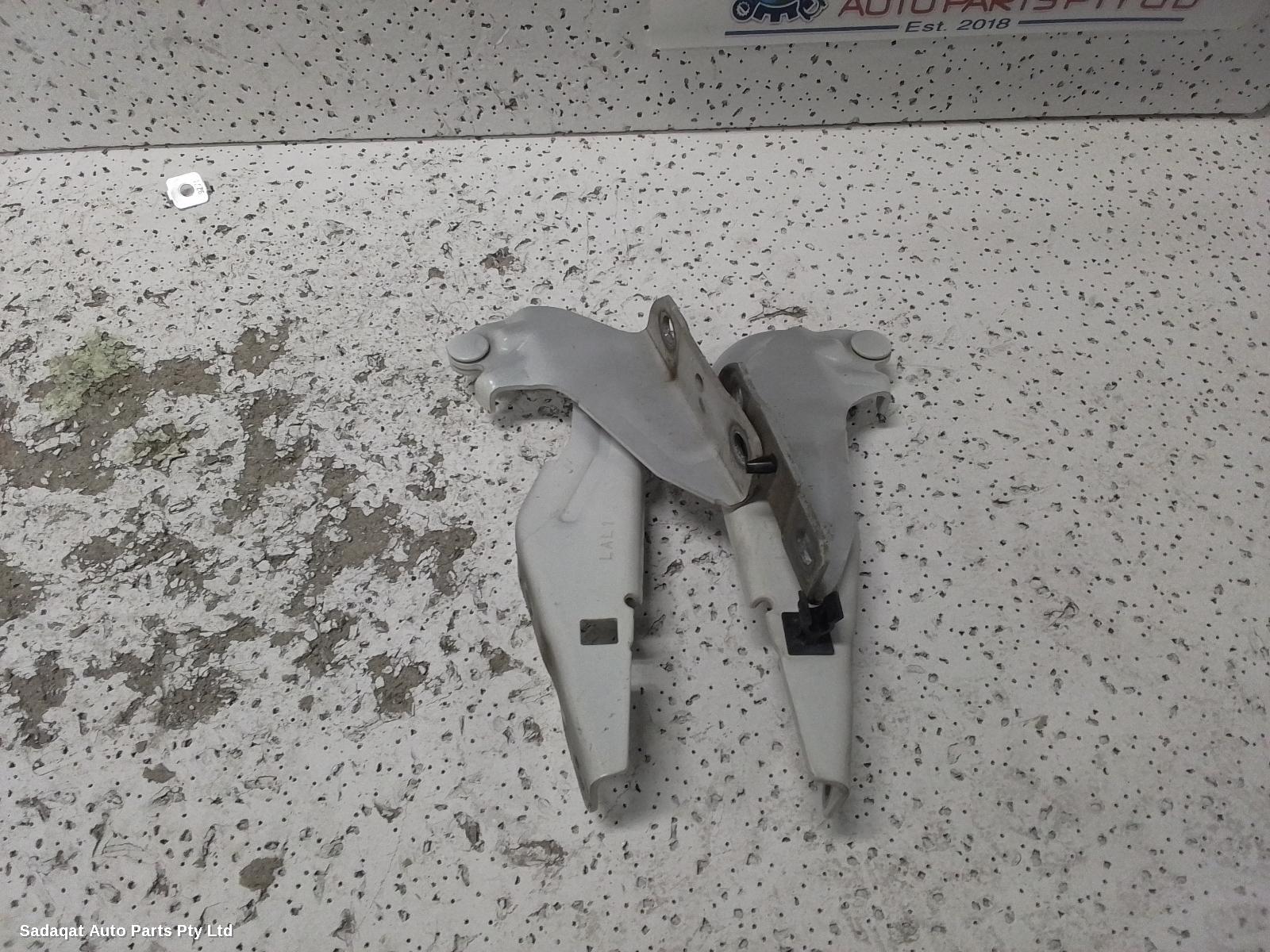 Mitsubishi Outlander Bonnet Hinge/strut