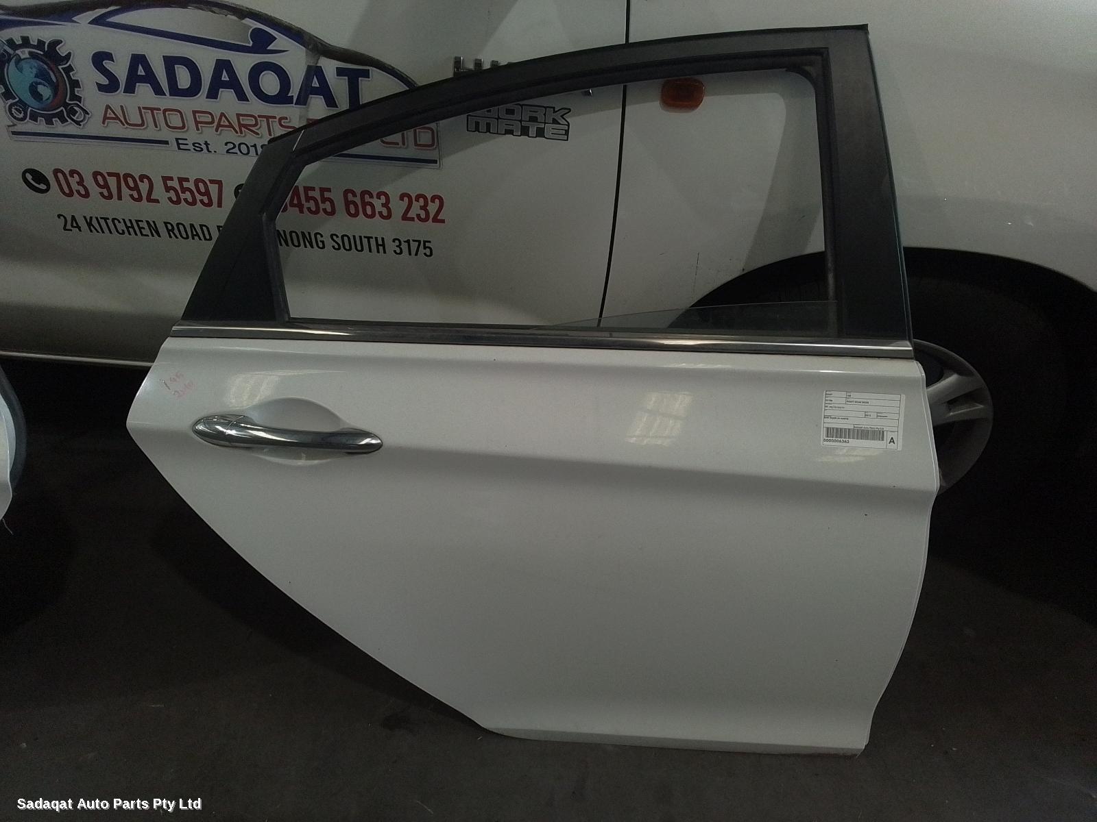 Hyundai I45 Right_rear_door_sliding