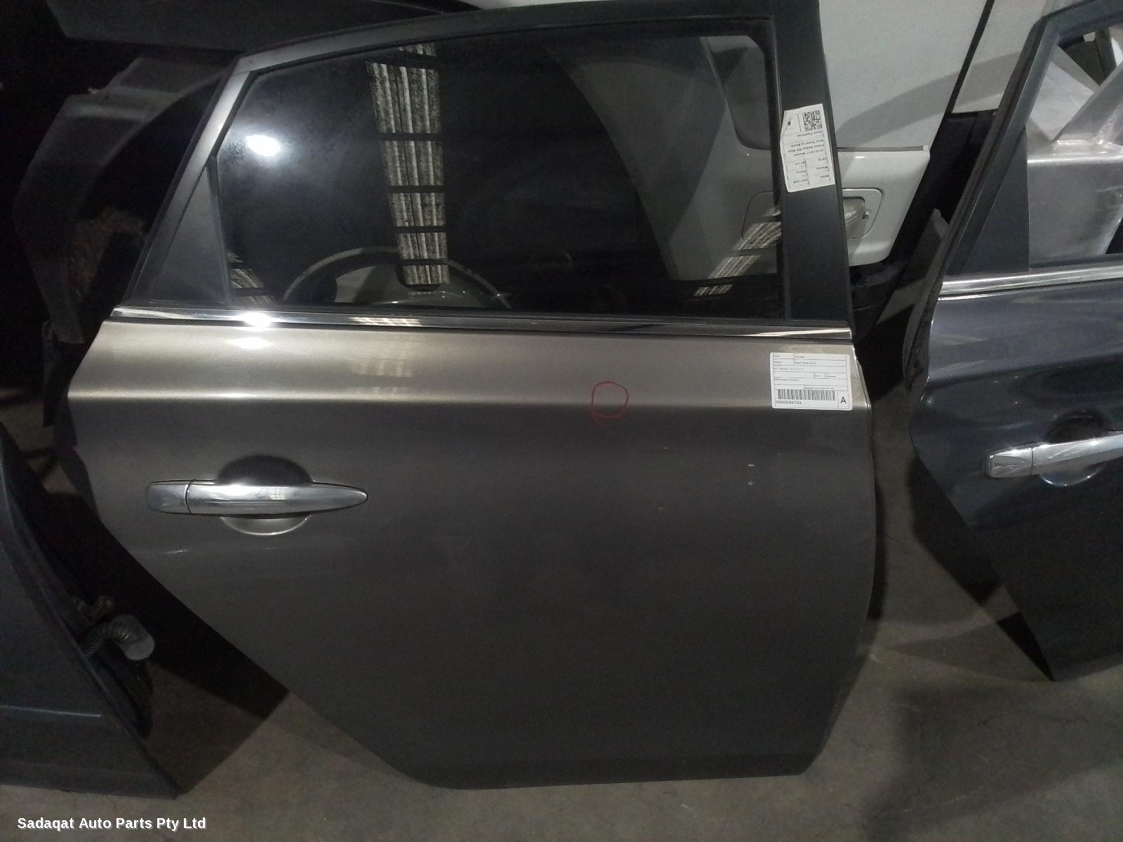 Nissan Pulsar Right_rear_door_sliding