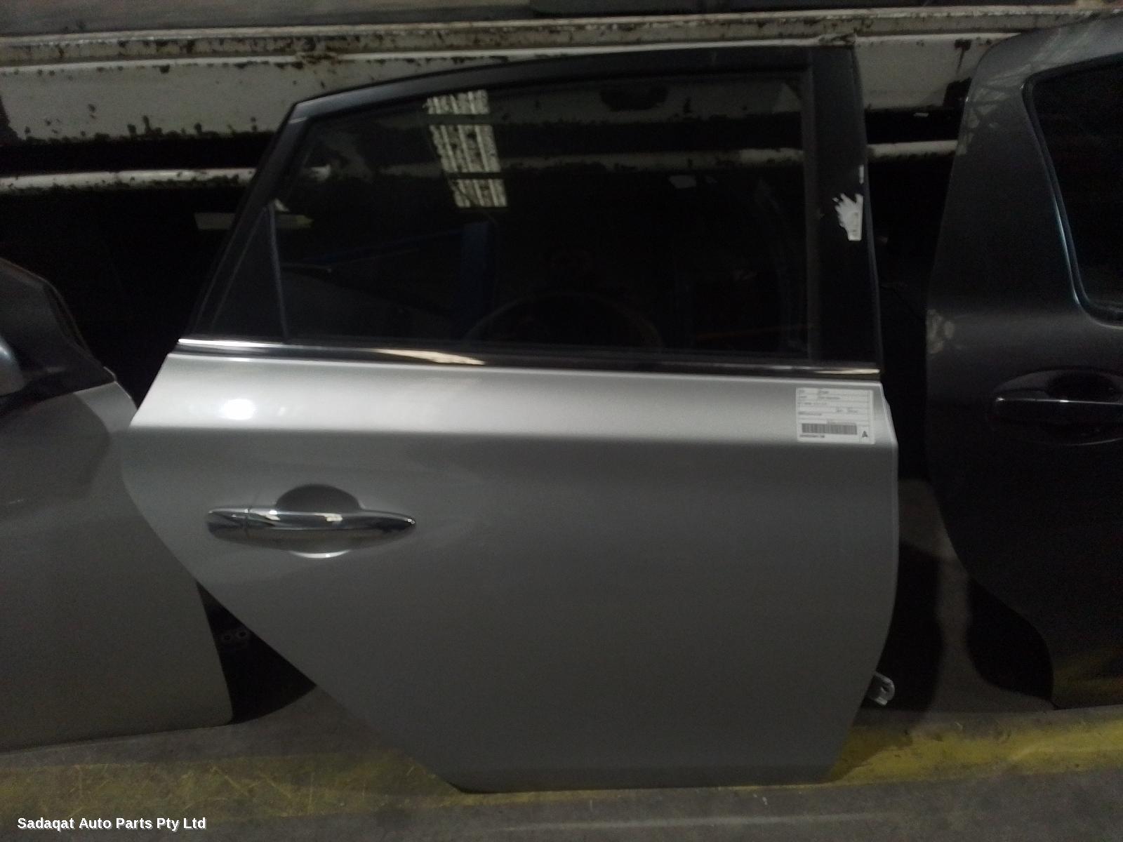 Nissan Pulsar Right_rear_door_sliding