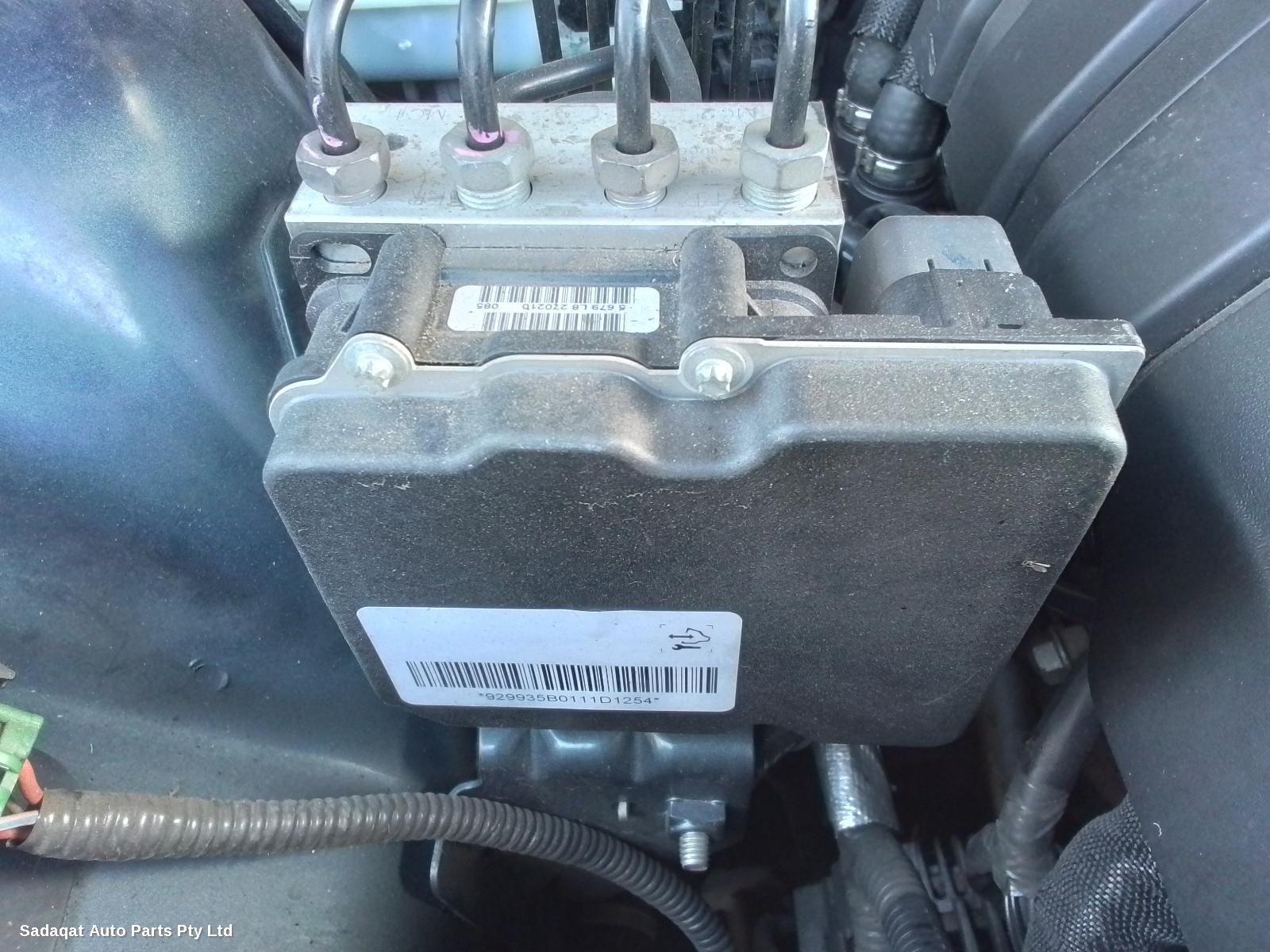 Holden Commodore Right_rear_door_sliding