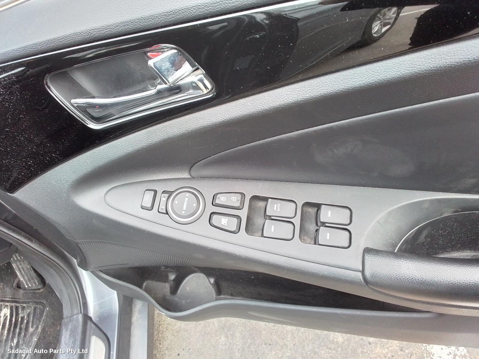 Hyundai I45 Bonnet Lock/support