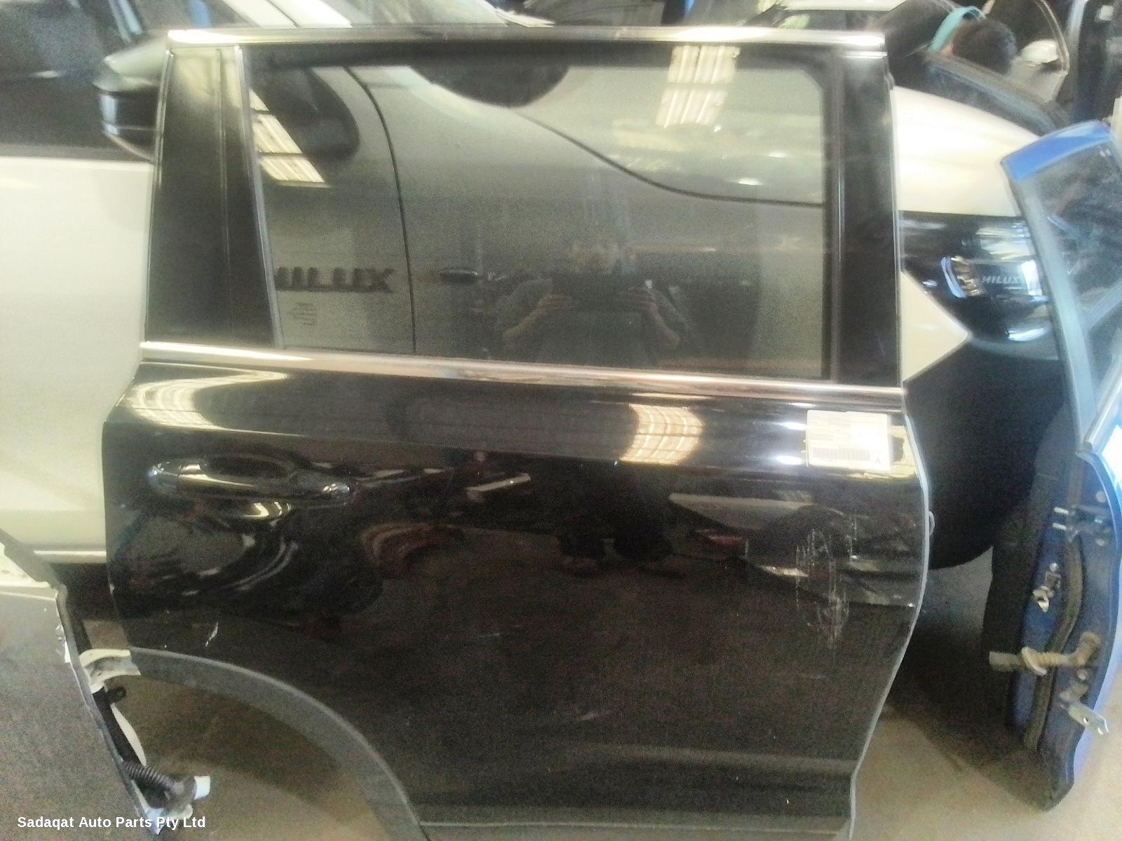 Toyota Kluger Right_rear_door_sliding