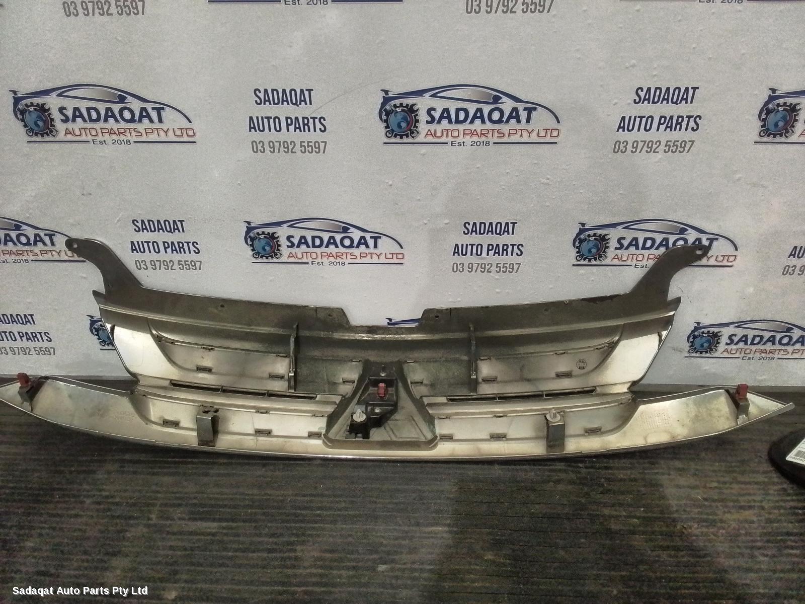 Mitsubishi Outlander Grille