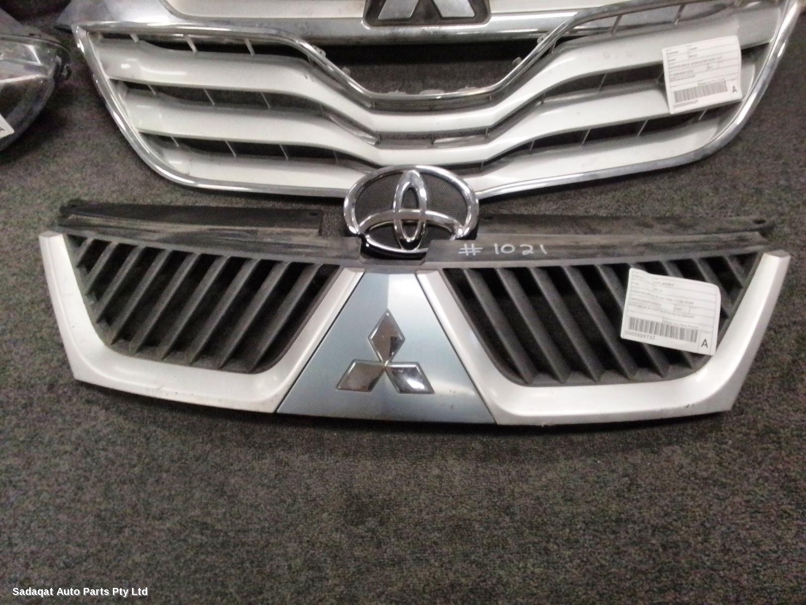 Mitsubishi Outlander Grille