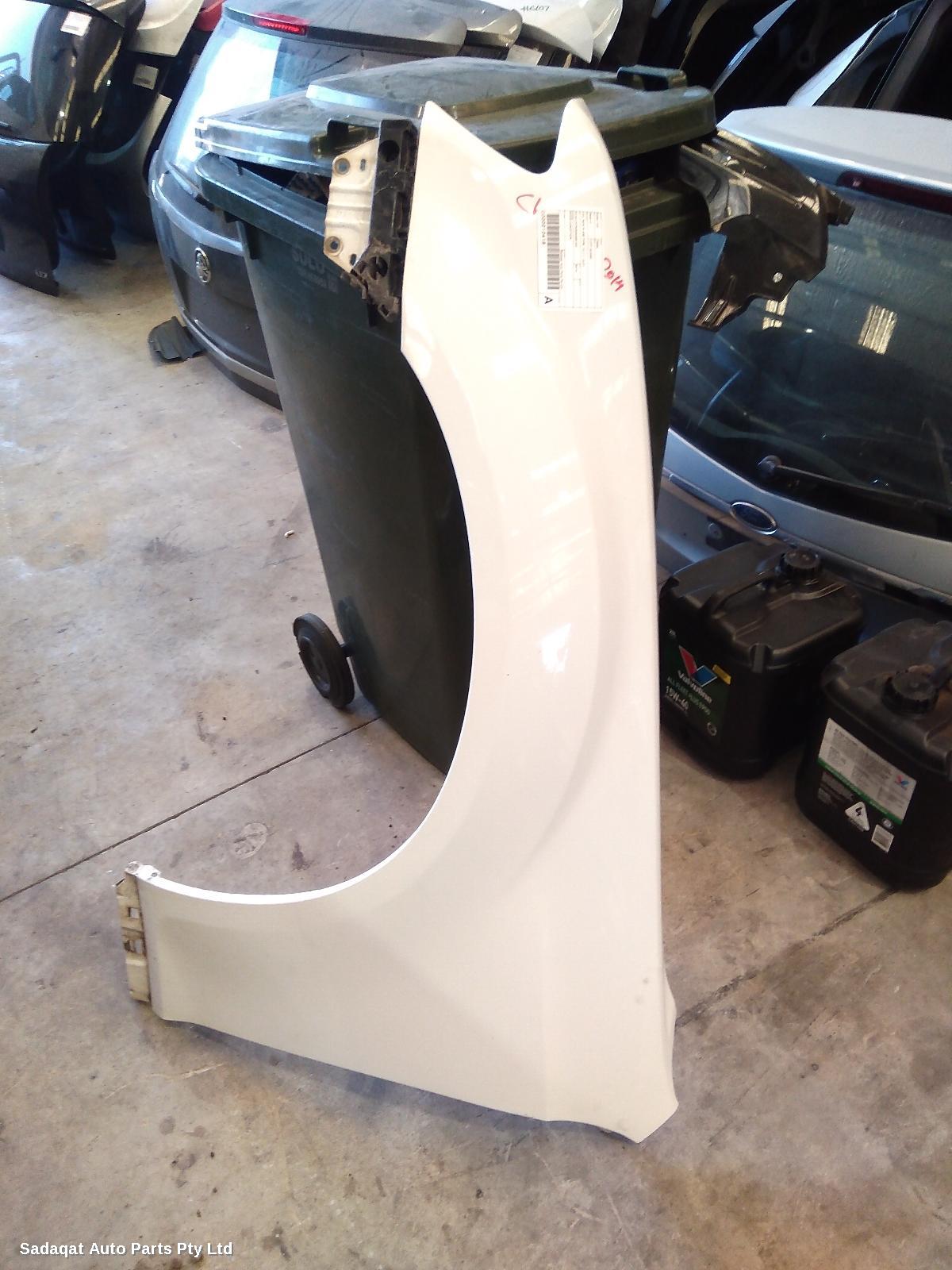 Chrysler 300c Left Guard