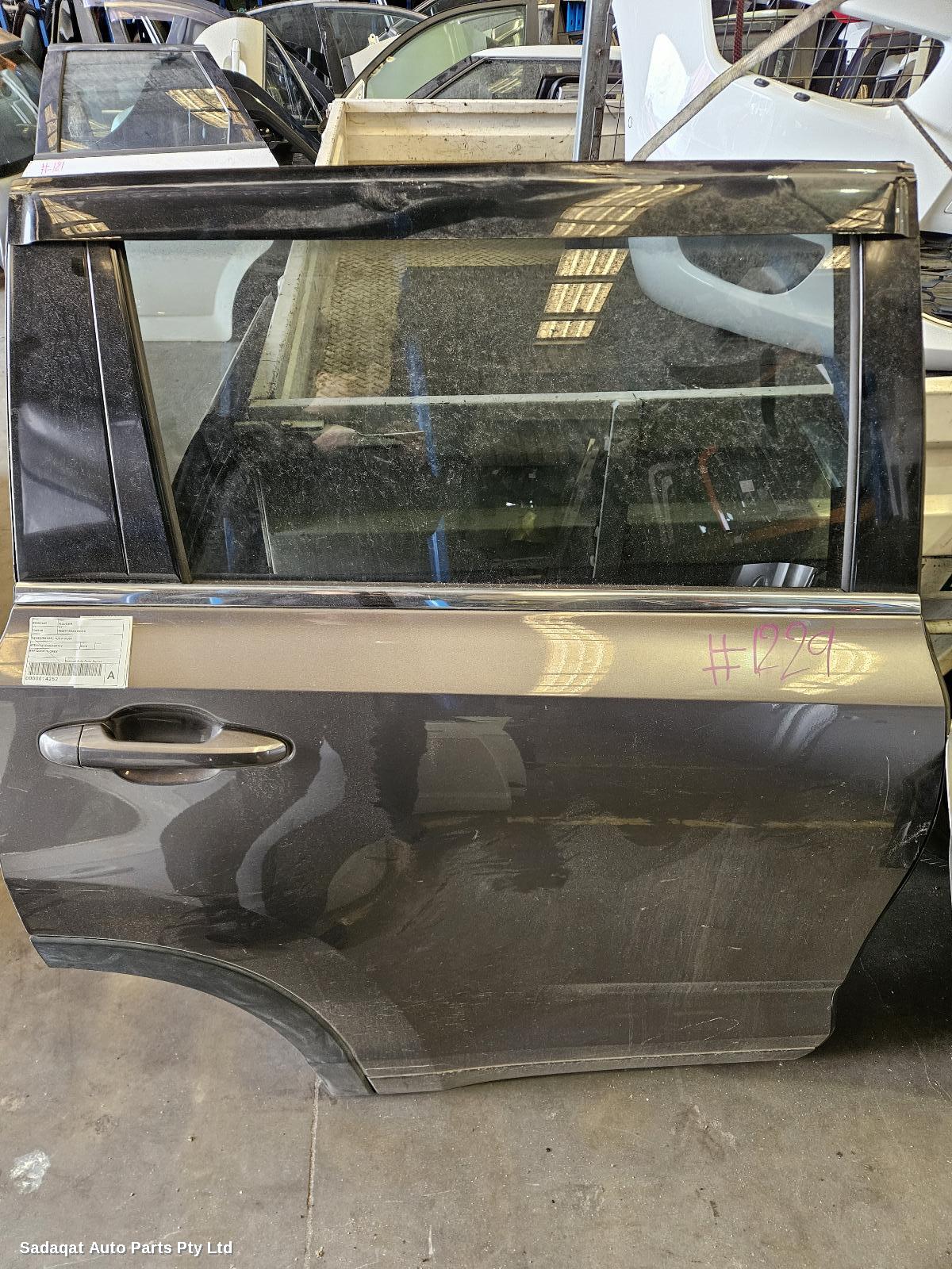 Toyota Kluger Right_rear_door_sliding