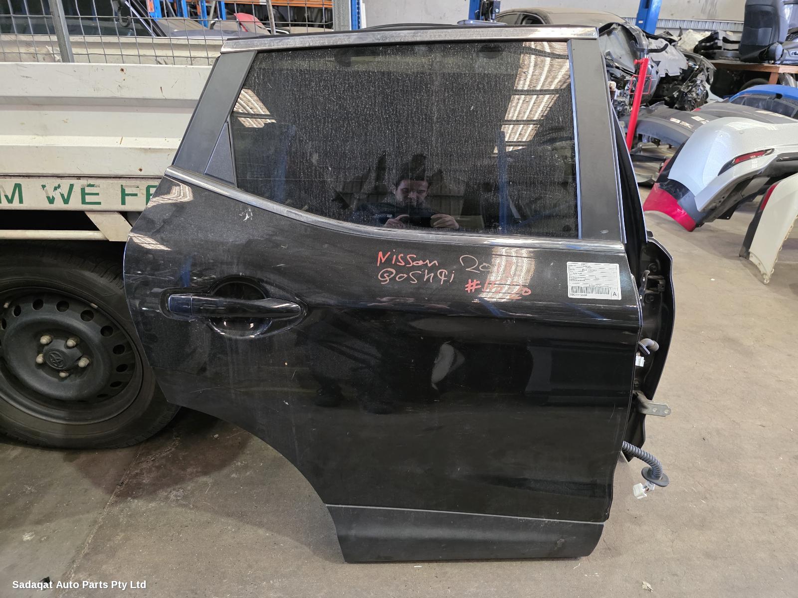 Nissan Qashqai Right_rear_door_sliding