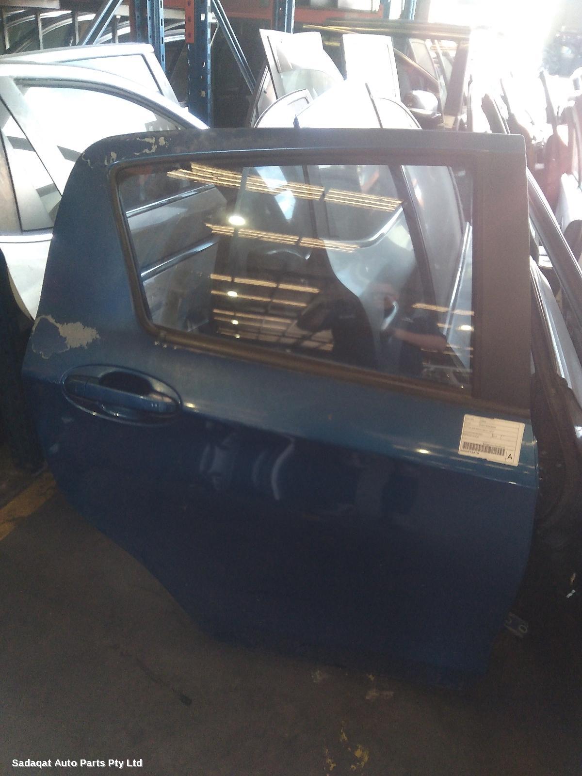 Toyota Yaris Right_rear_door_sliding