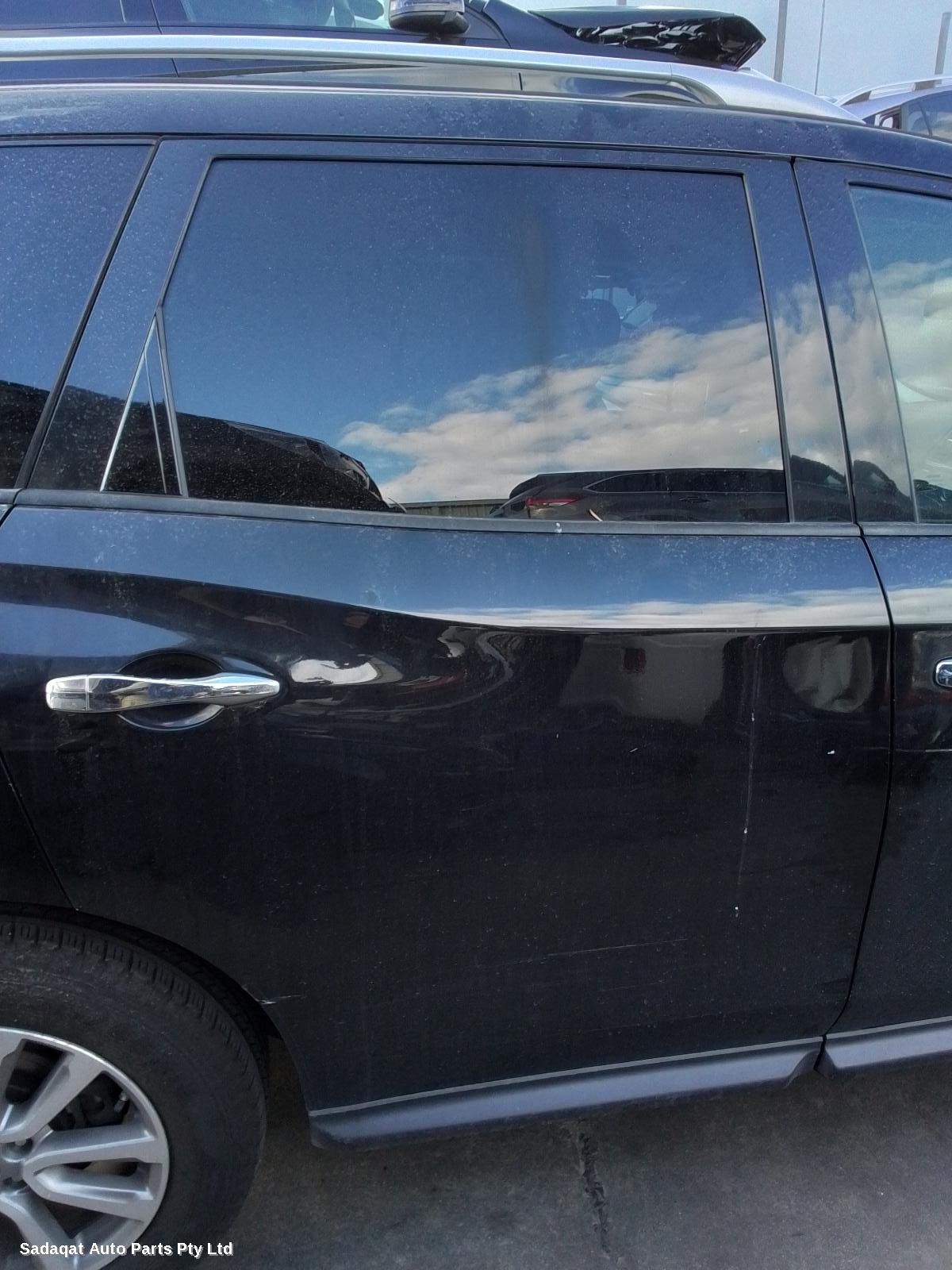 Nissan Pathfinder Right Guard Liner